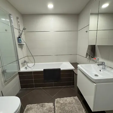 דירה Cozy Apt - Parking & All Amenities