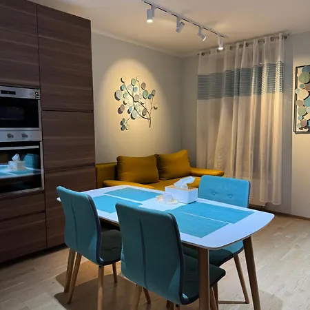 Cozy Apt - Parking & All Amenities *